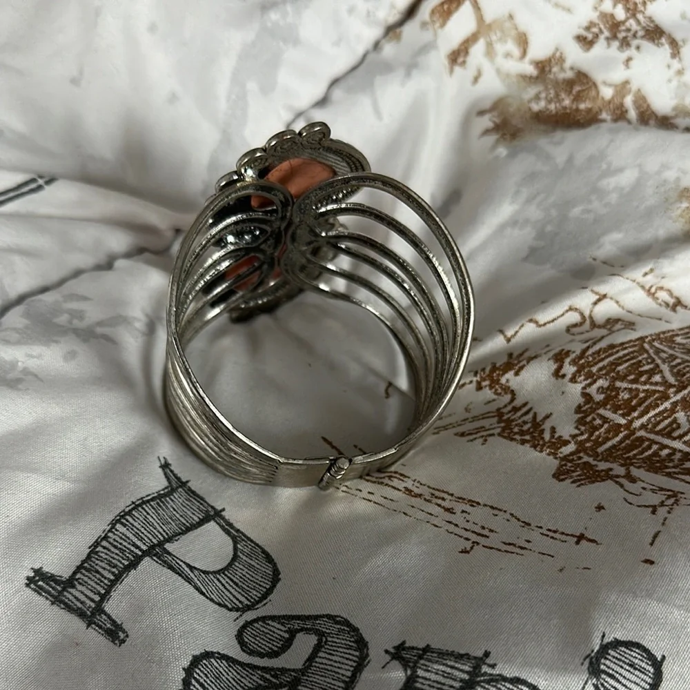 Discover the Elegance of Our Silver and Peach Stone Women's Bracelet - Picture 2 of 2